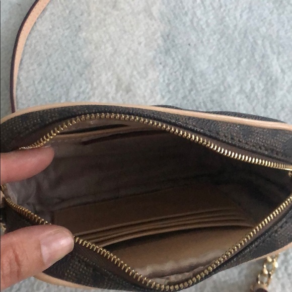 Michael Kors crossbody pouch - Picture 5 of 7